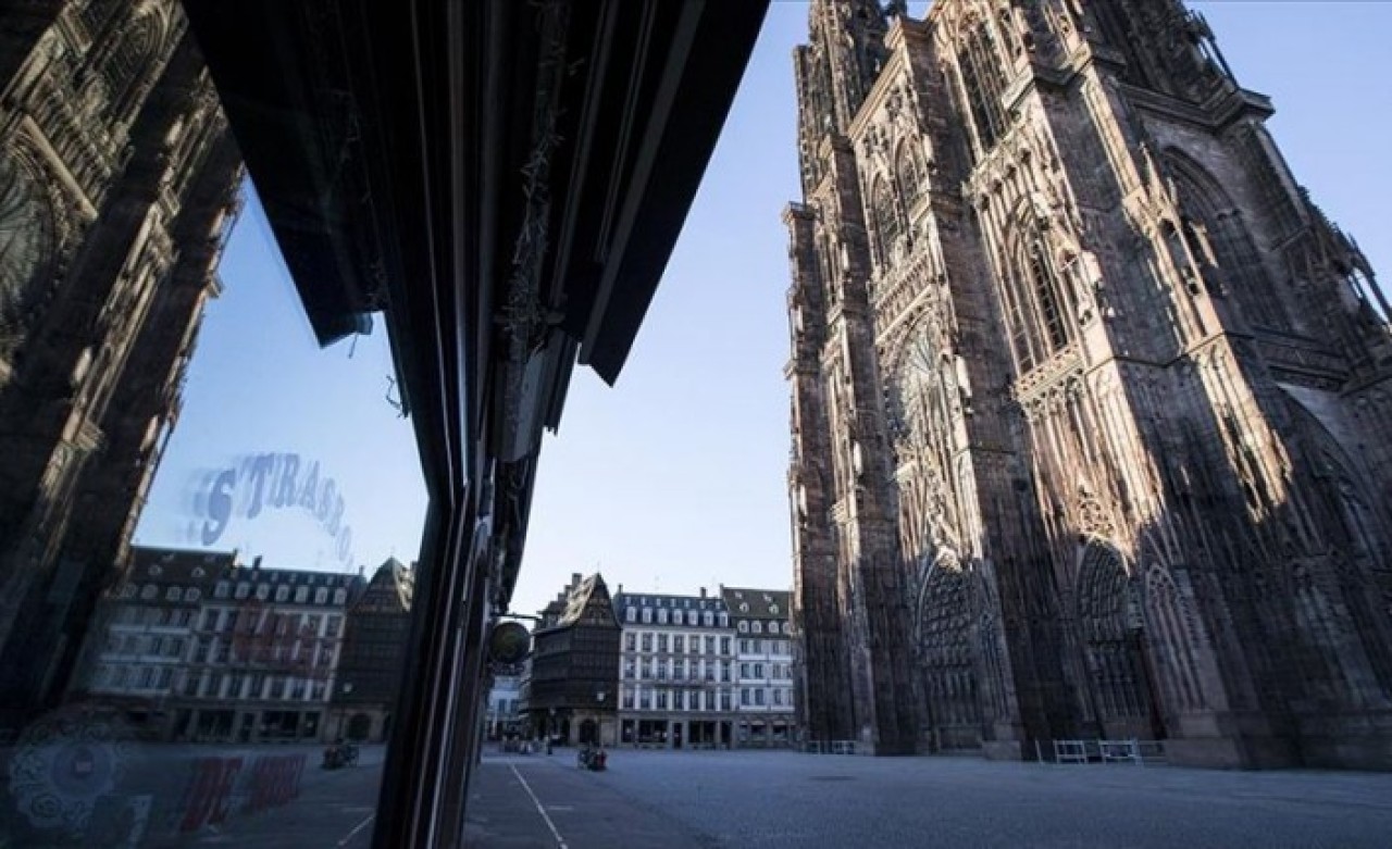 Fransa'da bar,  restoran,  mağazalar kapanıyor: Sokağa çıkma kısıtlaması