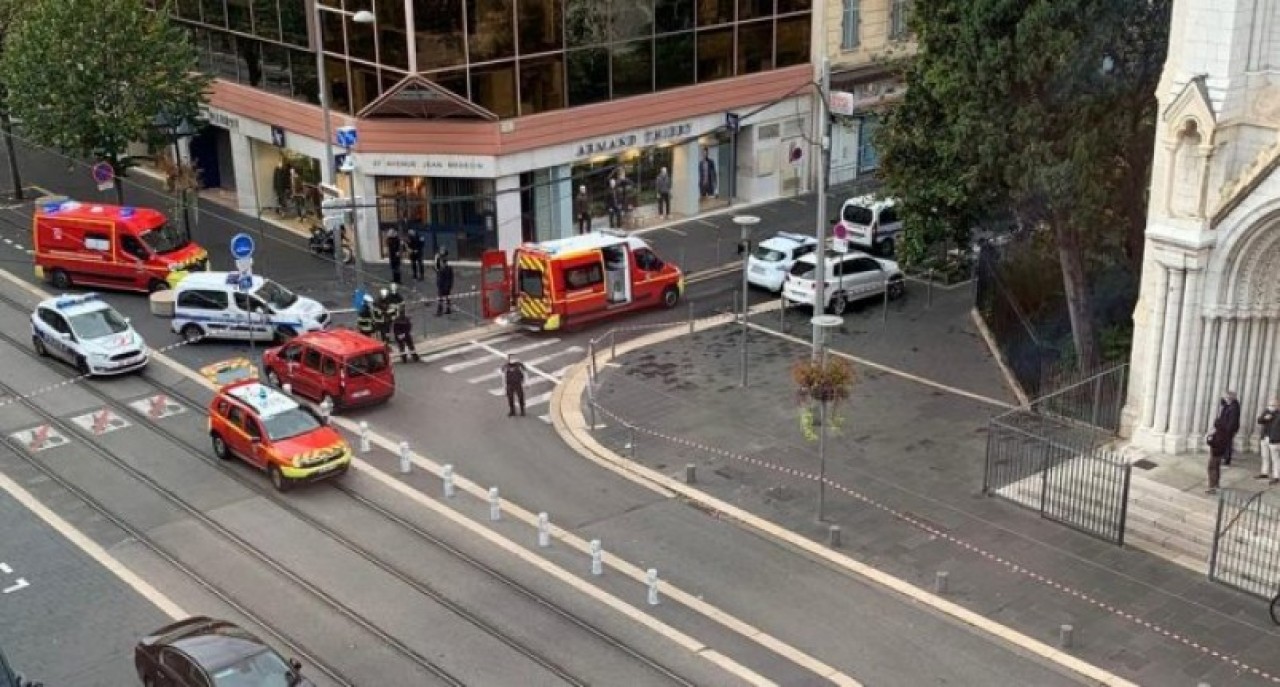 Fransa'da kilise yakınında bıçaklı dehşet: Bir kadının kafası kesildi,  3 kişi öldü,  saldırgan tekbir getirdi!