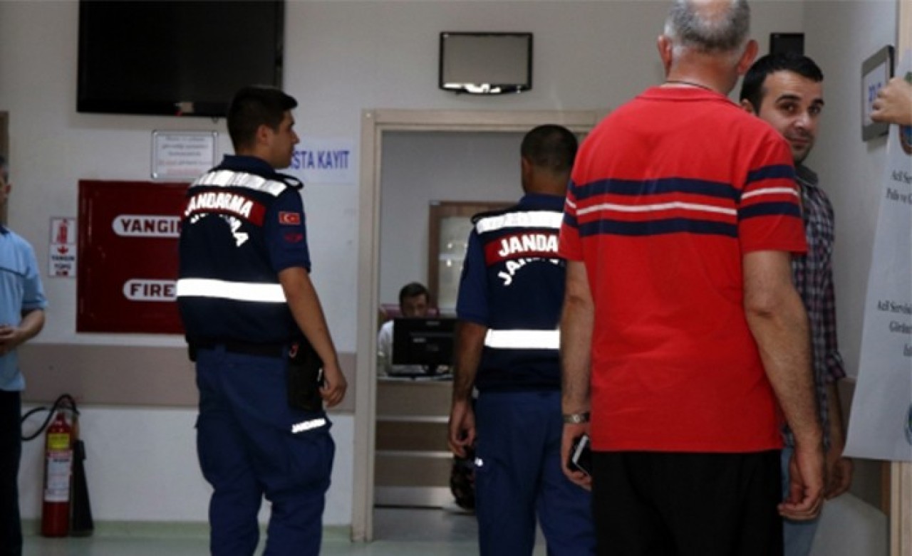 Hasta yakınları bu sefer jandarmaya saldırdı: Personel tedavi altına alındı!