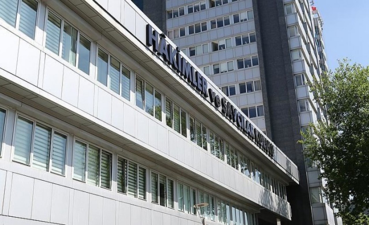 HSK,  FETÖ ile irtibatlı 11 hakim ve savcıyı meslekten ihraç etti