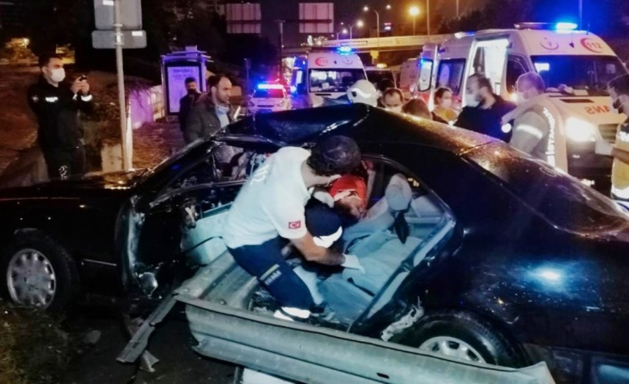 İstanbul'da feci kaza: Bariyere çarpan otomobildeki iki kişinin ayakları koptu