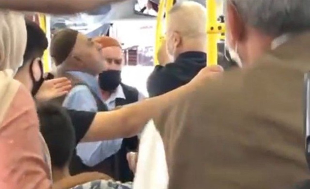 İstanbul'da halk otobüsünde 'maske' kavgası: Kadın tokat attı,  adam tükürdü