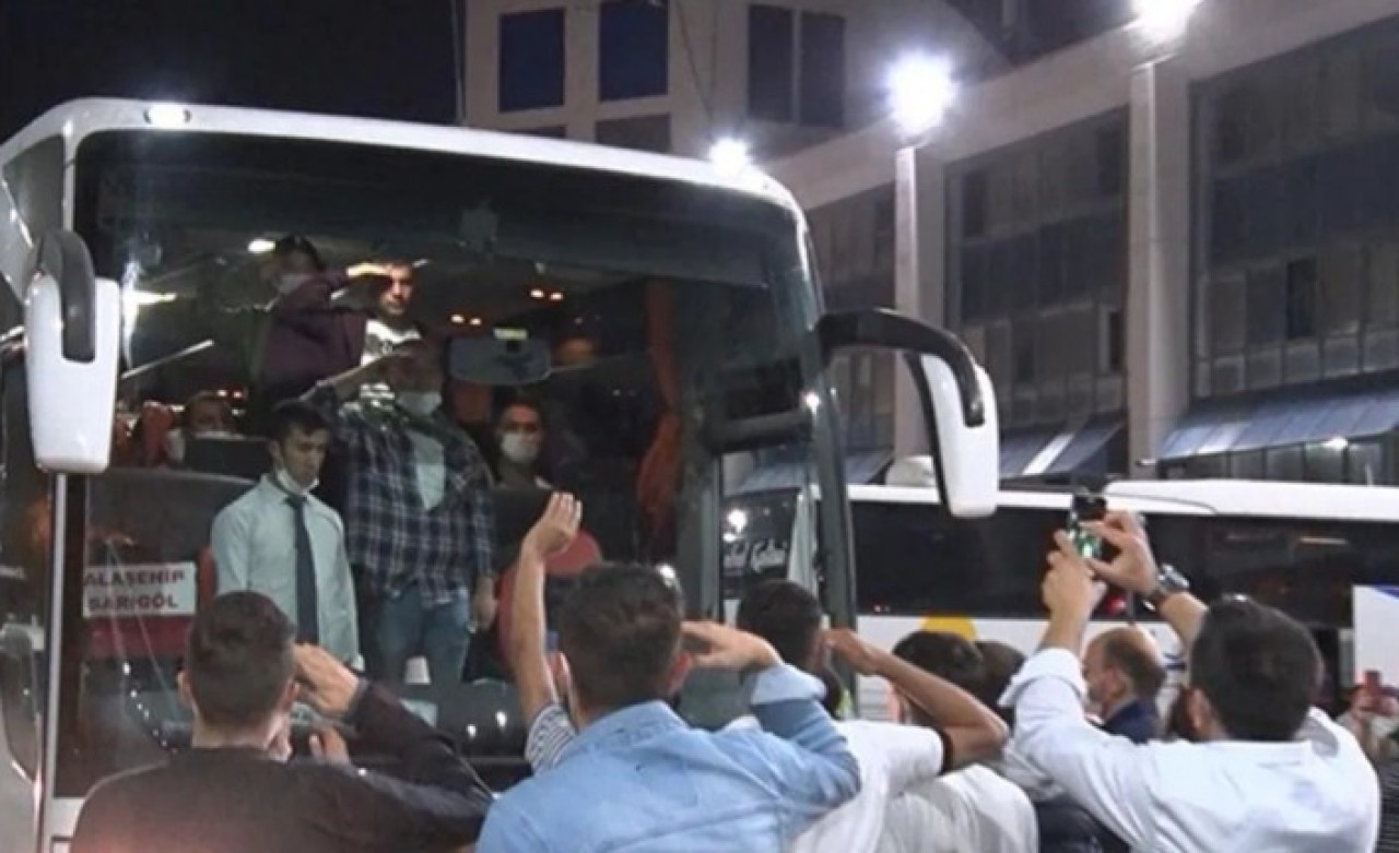 İstanbul'da yasak dinlemediler: Beyoğlu'nda asker uğurlama töreni