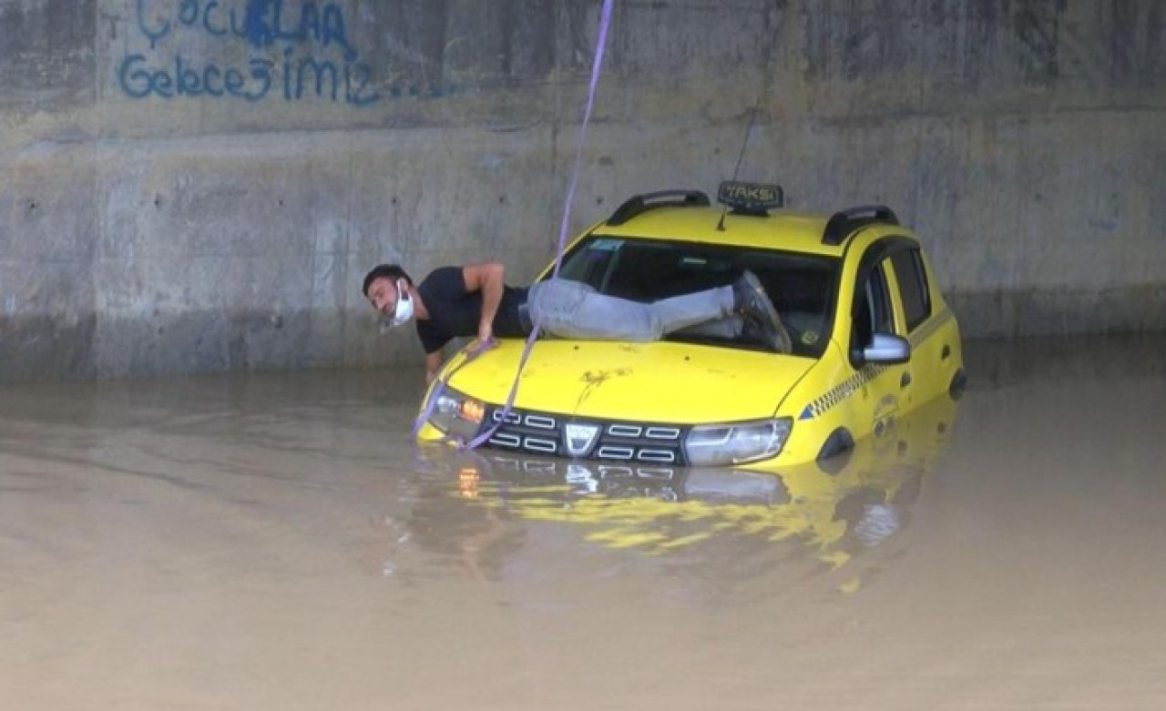 İstanbul'u su bastı: Mahsur kalanları itfaiye kurtardı