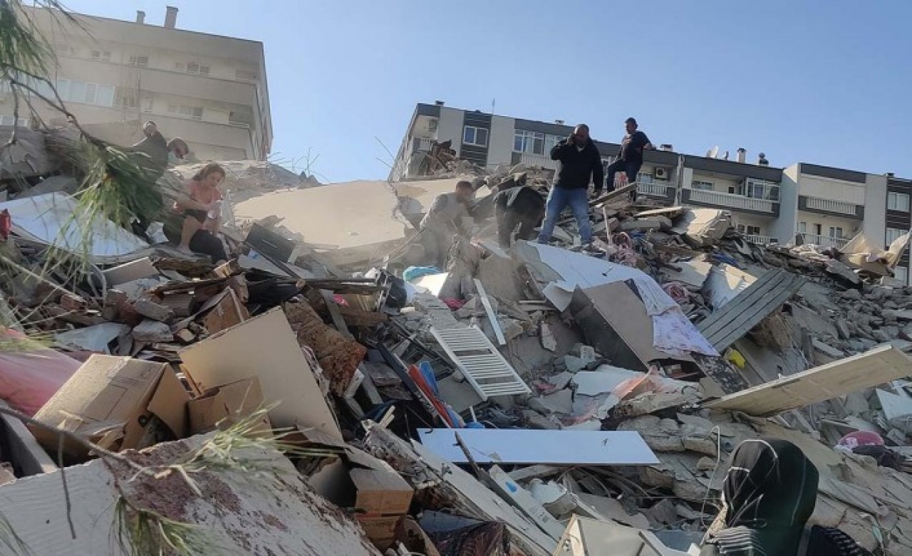 İzmir'de meydana gelen 6.8 büyüklüğündeki depremde binalar yıkıldı!