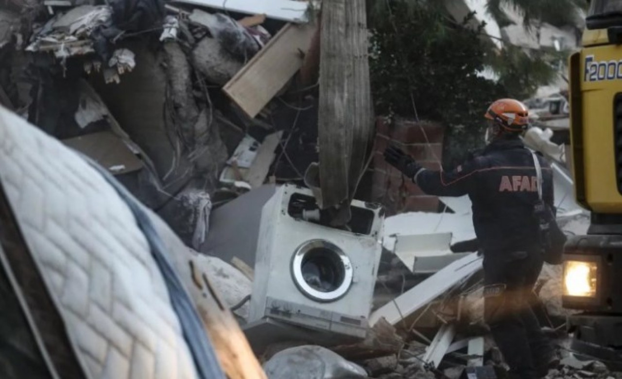 İzmir'deki depremde can kaybı 25'e yükseldi,  804 yaralı