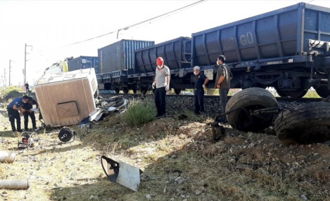 Kamyona tren çarptı: Selahattin Ergüven öldü