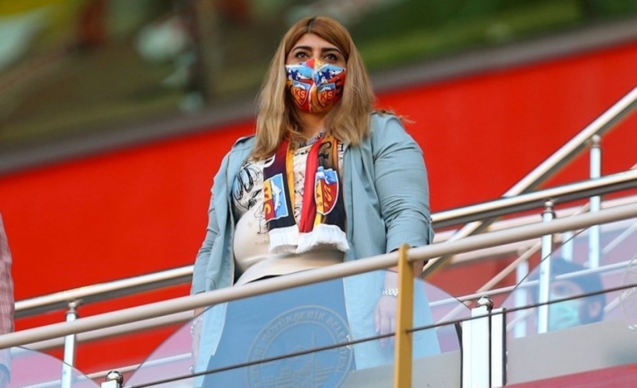 Kayserispor Başkanı Berna Gözbaşı ve ailesinin bulunduğu locaya taraftarlardan çirkin saldırı!