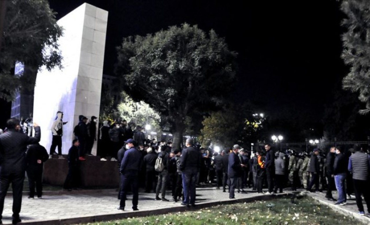 Kırgızistan ayakta: Cumhurbaşkanlığı Sarayı ve parlamento işgal edildi
