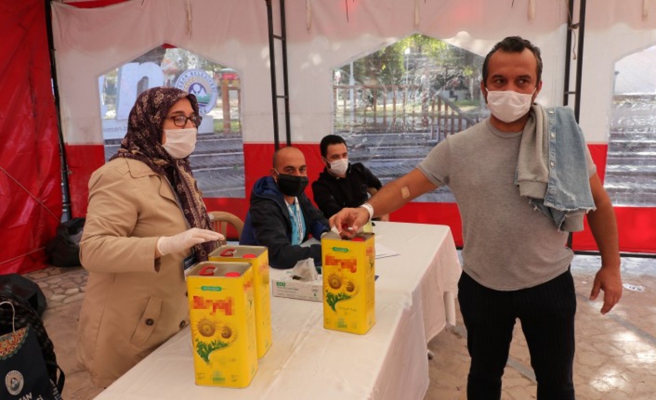 Kızılay'ın kan bağışı kampanyasına yoğun ilgi: Ayçiçek yağı hediye!