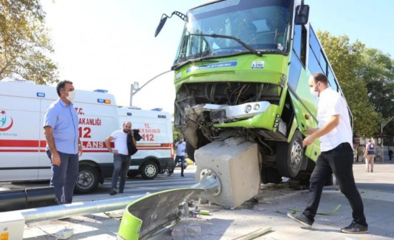 Kocaeli'de feci kaza: Ticari araç ile otobüs çarpıştı!