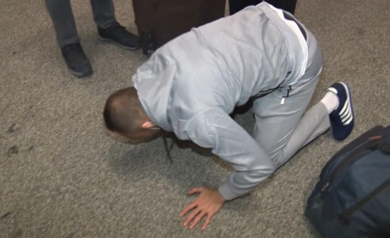 Libya'da esaretten kurtulan Türk vatandaşları,  sevinçten yeri öptü