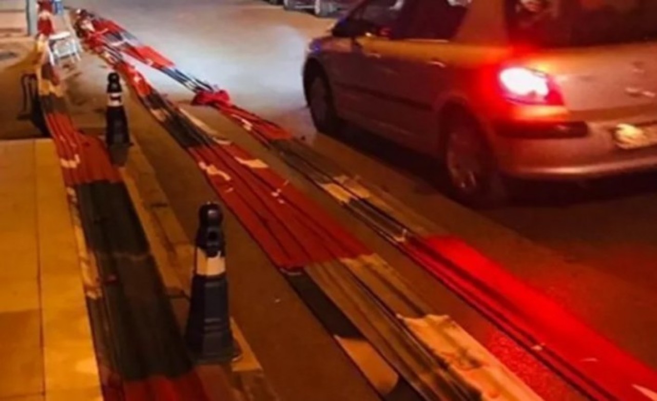 Manisa'da Türk bayrağının yola serilmesine soruşturma