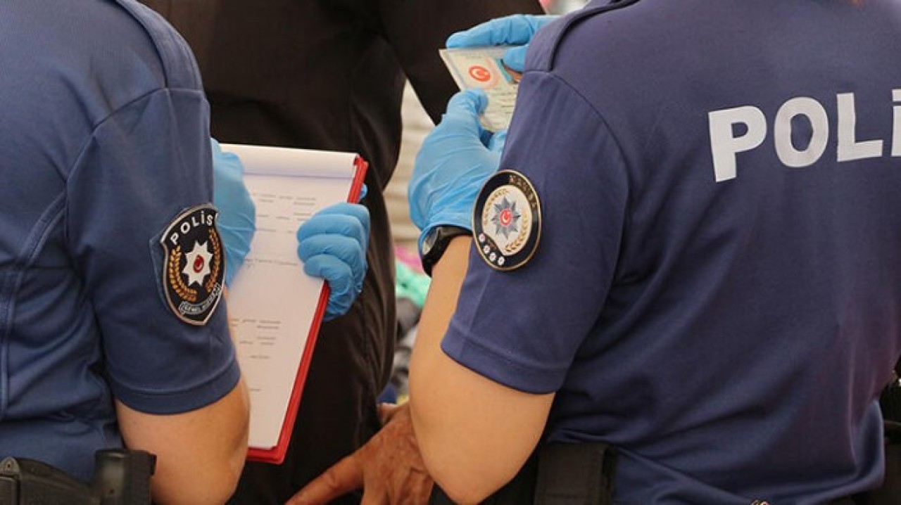 Maske takmayan iki polise ceza kesildi