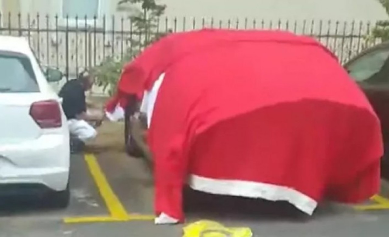 Otomobilini doludan korumak için Türk bayrağı örttü: Tepkiler gelince kaldırdı!