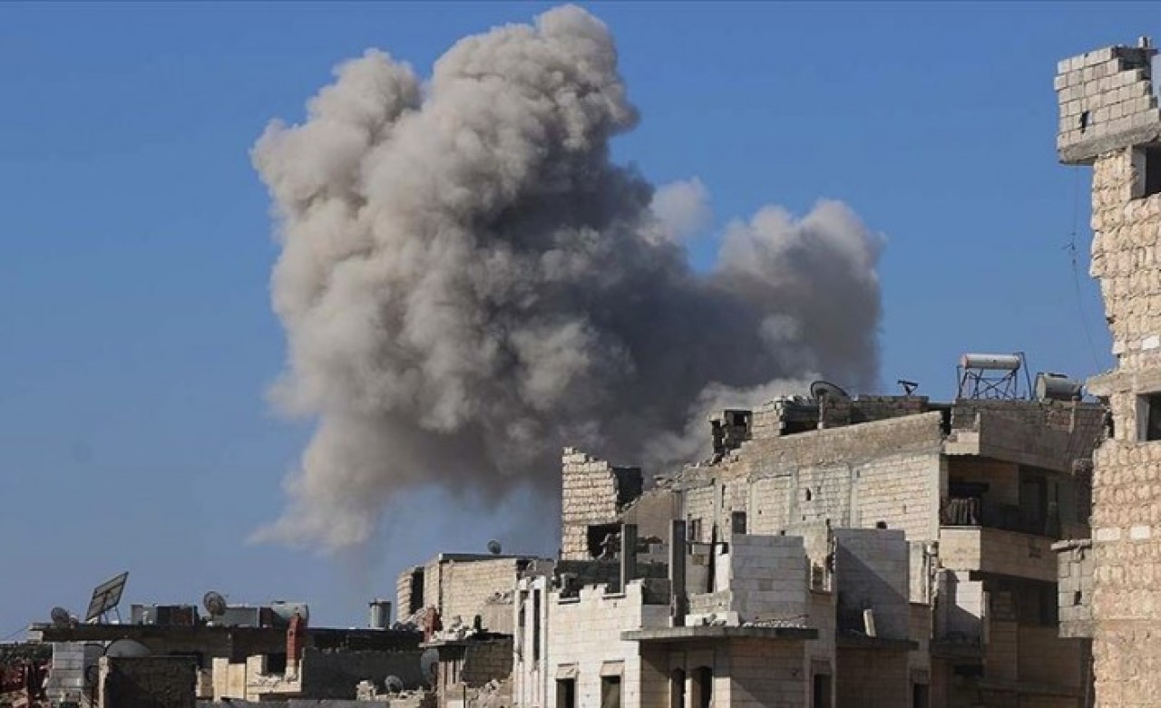 Rus savaş uçakları İdlib'deki kampı vurdu: Çok sayıda asker öldü