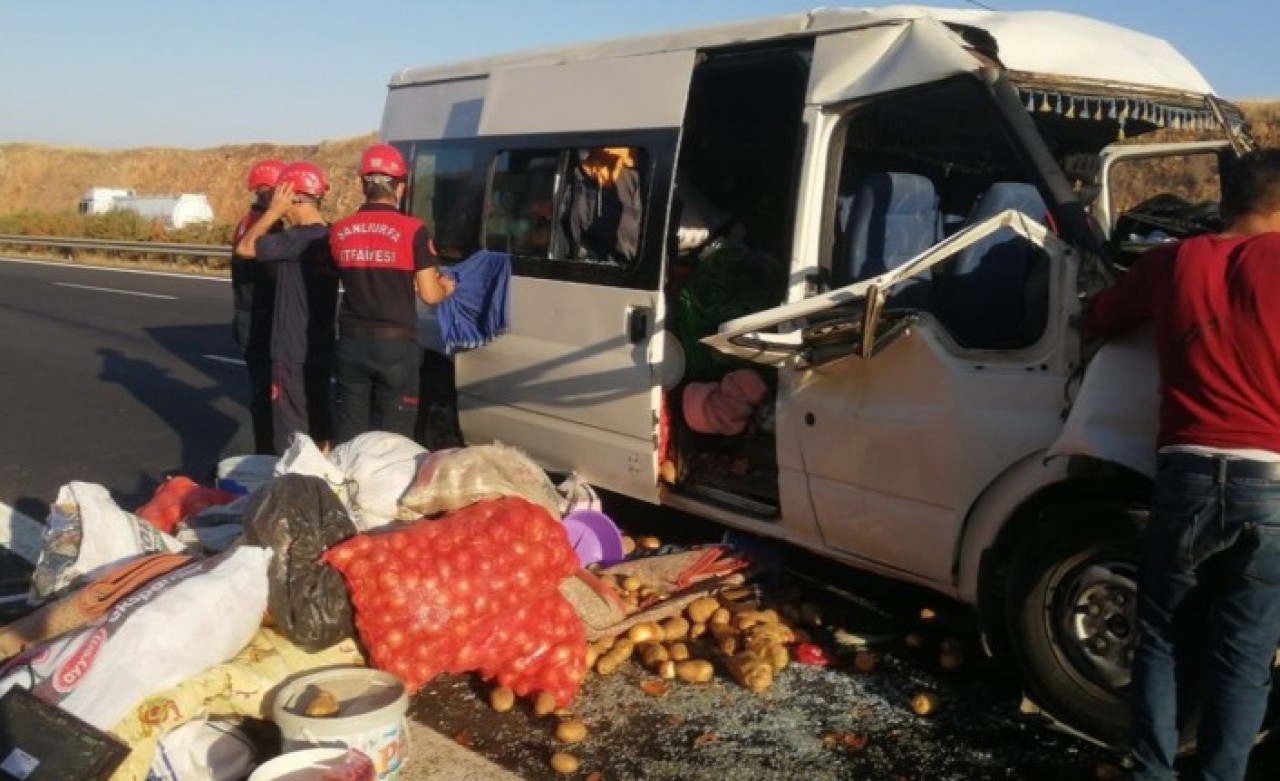 Şanlıurfa'da tarım işçilerini taşıyan minibüs kaza yaptı! 11 yaralı