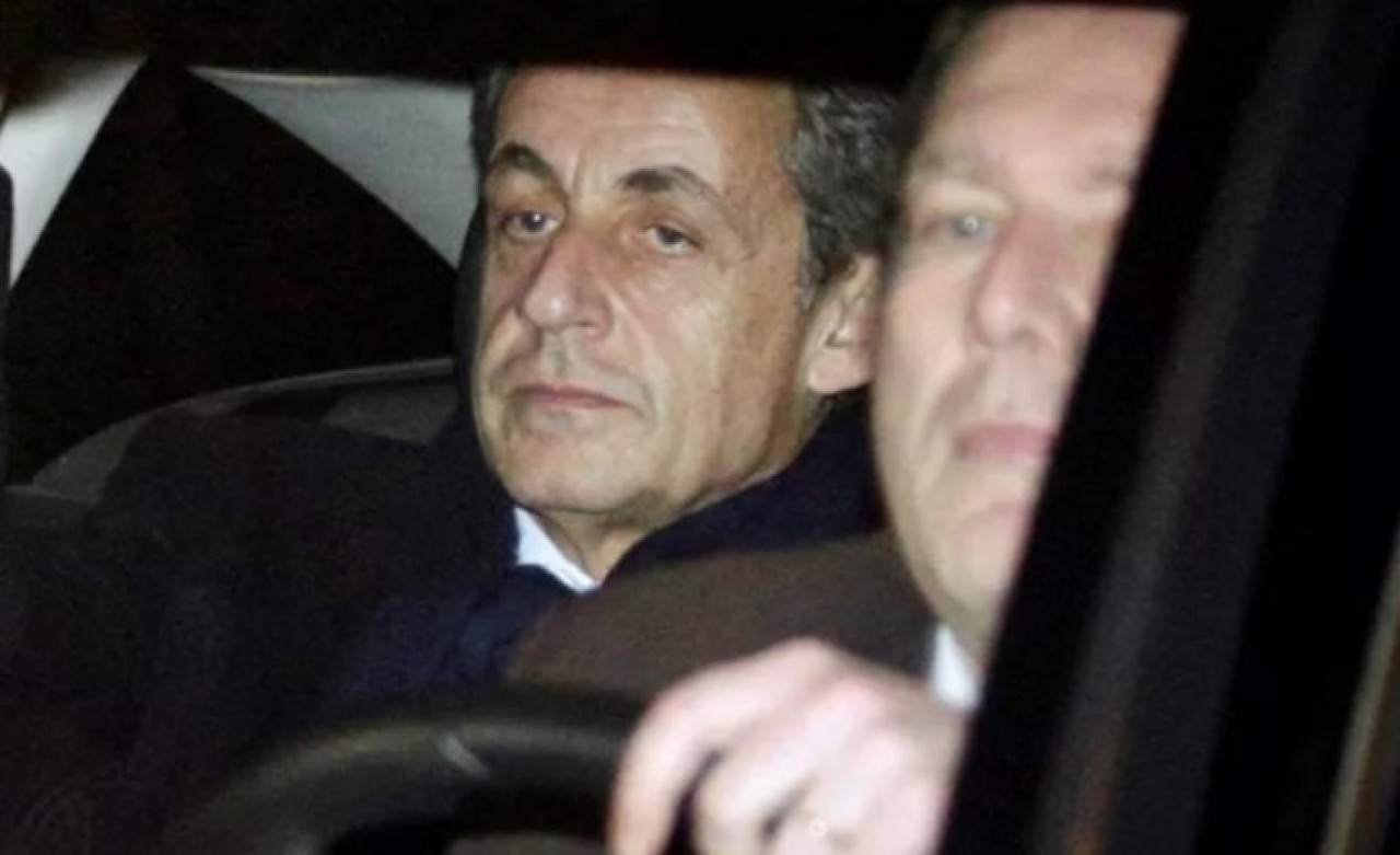 Seçim kampanyasına yasa dışı finansman sağlayan Sarkozy,  ifade verdi