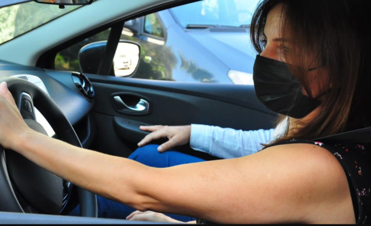 Şoke eden olay: Sıfır otomobilin koltuğunu silerken bir anda acı içinde kaldı!