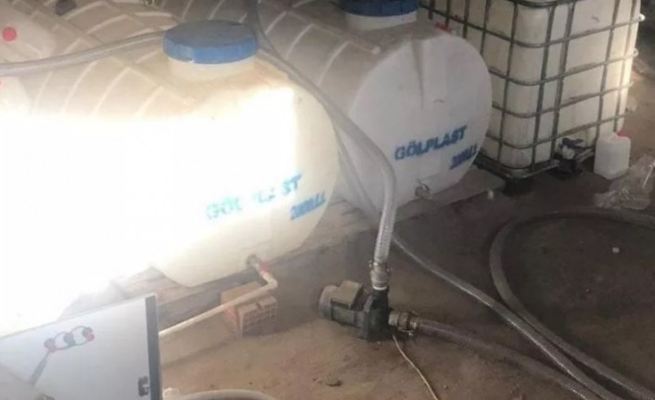 Sultangazi'de sahte içki operasyonu: 3, 5 ton sahte içki ele geçirildi