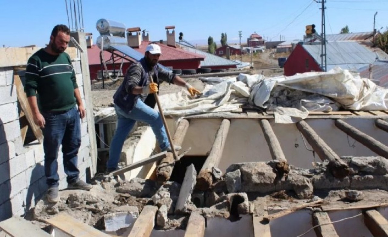 Yılanlar yüzünden evini yıkan Mustafa Koçak: "Bizim sokaktan kimse geçmiyor"