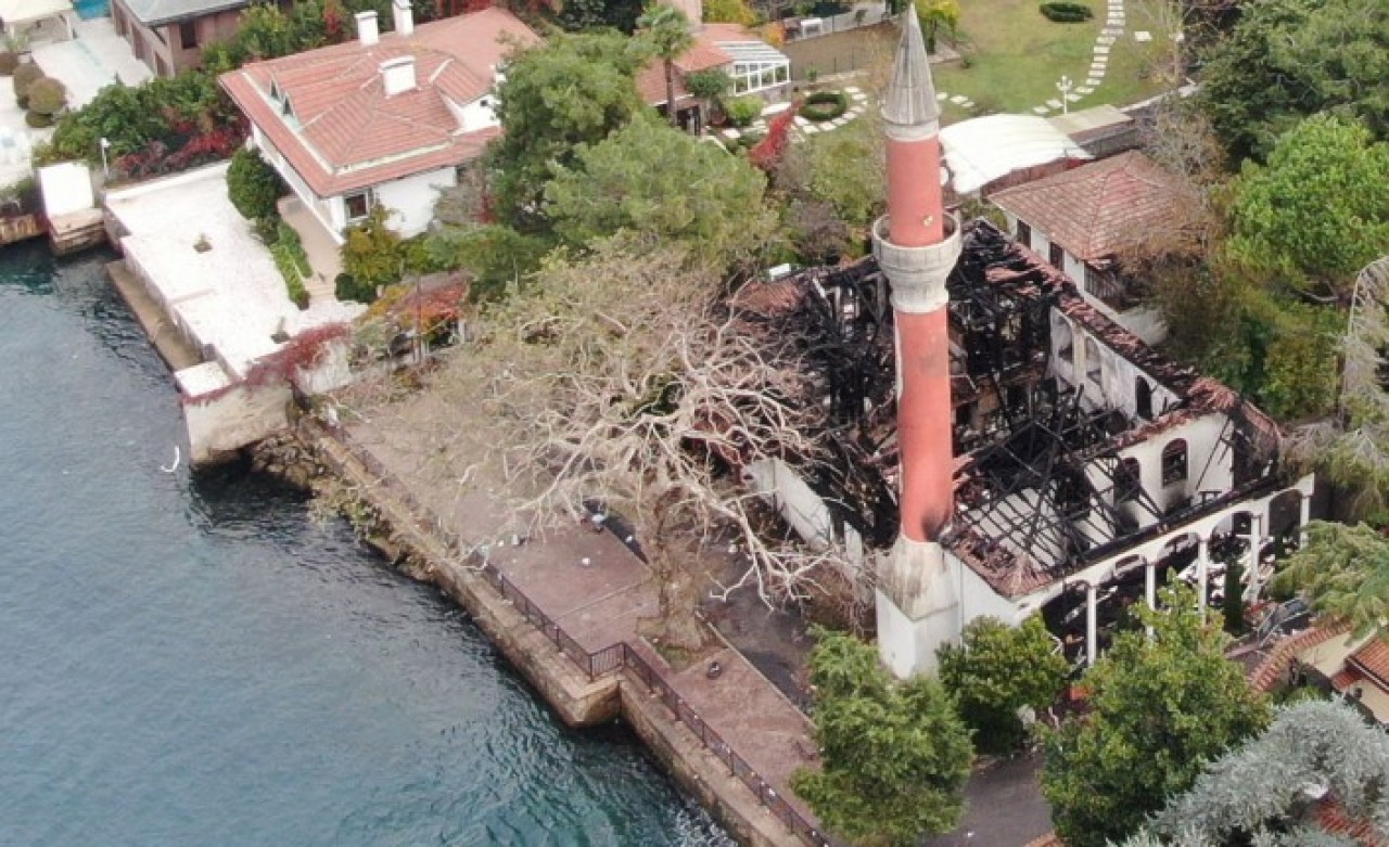 Vaniköy Camisi'nde çıkan yangının nedeni belli oldu: Vali Yerlikaya'dan flaş açıklama