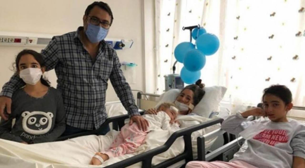 3 yaşındaki Elif Perinçek,  annesi Seher Dereli Perinçek ile ablaları Ezel ve Elzem Perinçek'e kavuştu