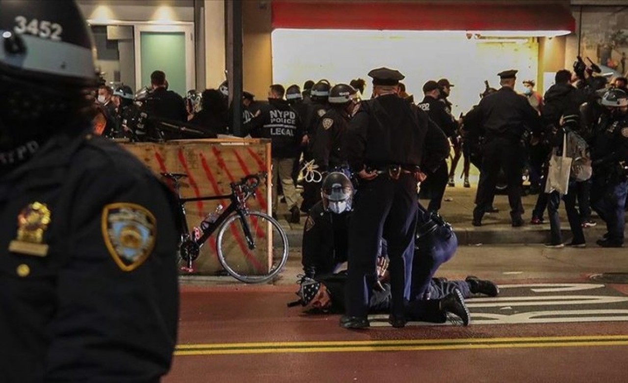 ABD'de gerginlik tırmanıyor: Ortalık karıştı,  sokaklarda arbede