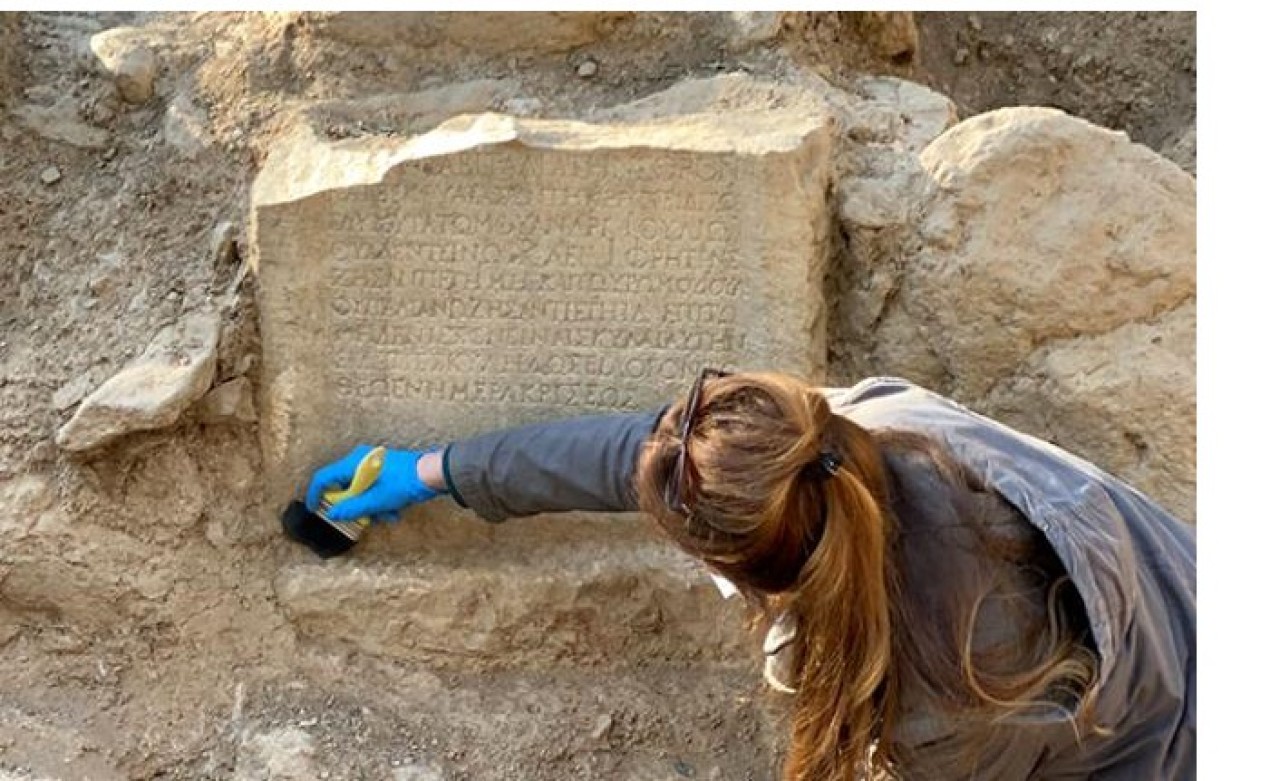 Anıt mezarın üstündeki mesajı gören arkeologlar 1500 yıllık uyarıyla karşılaştı