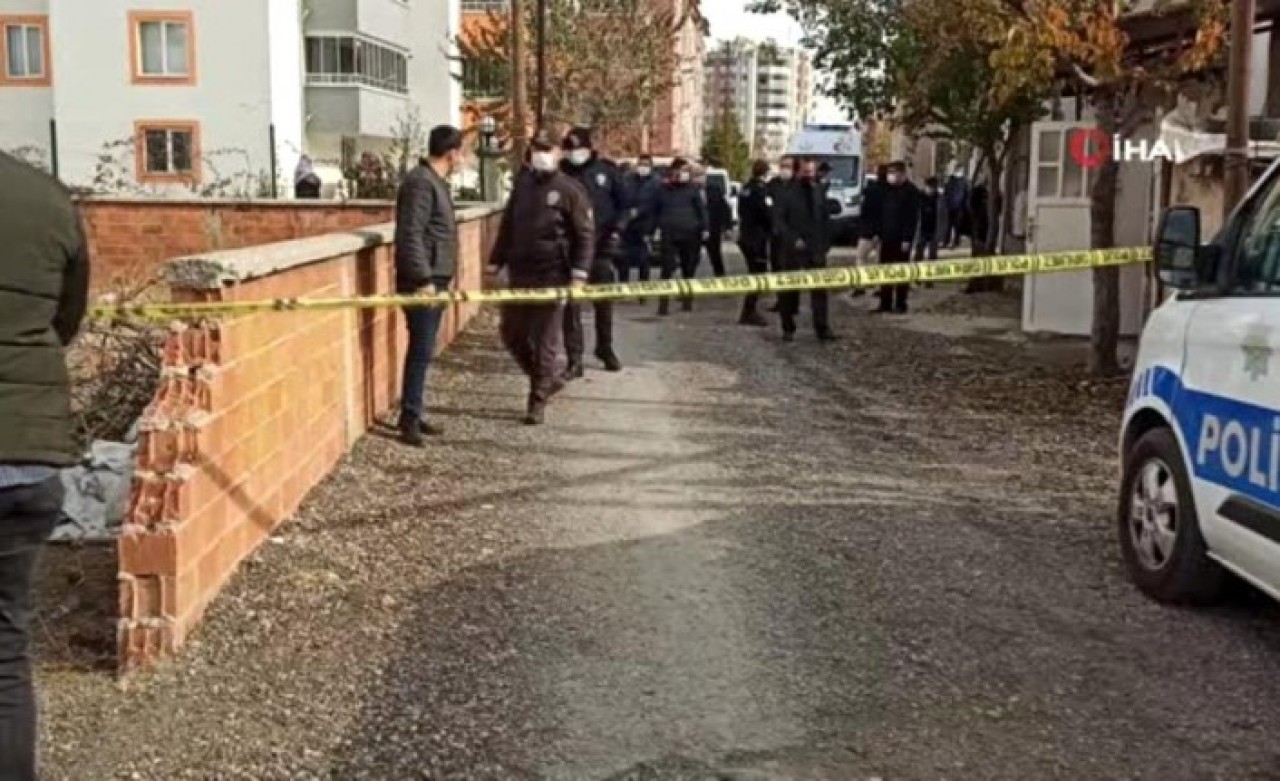 Anne oğul tartışması kanlı bitti: Göğsünden bıçaklanan kadın oracıkta can verdi