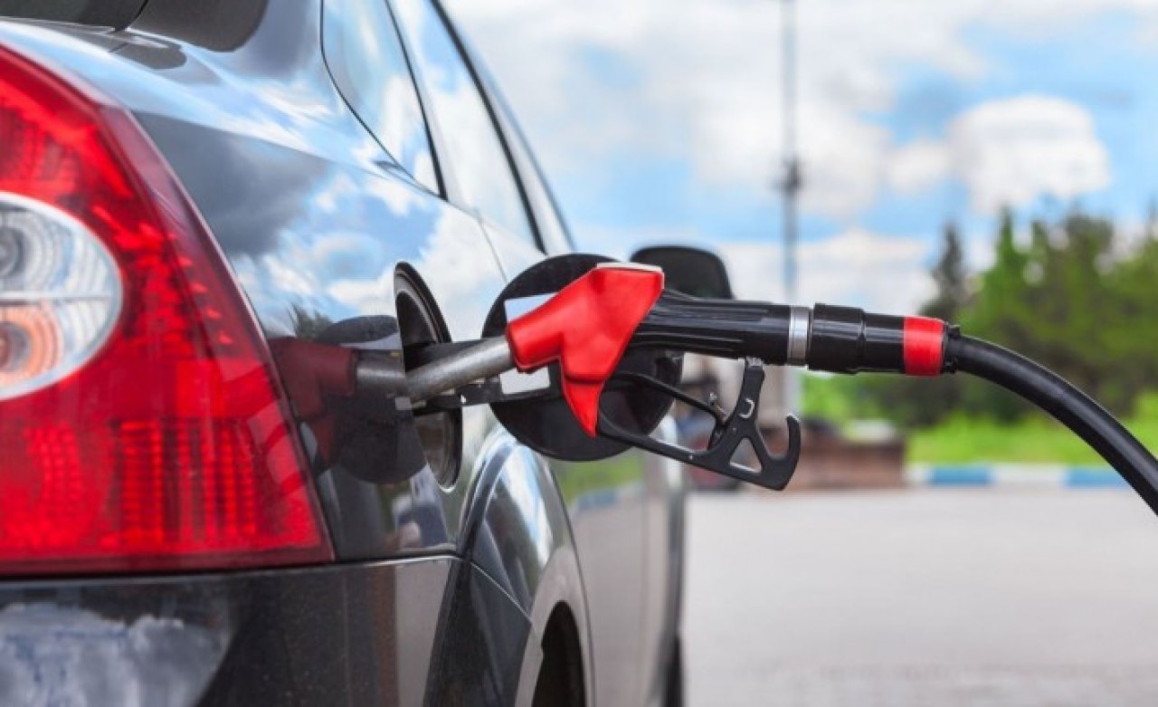 Araç sahiplerine müjde: Benzine büyük indirim geliyor