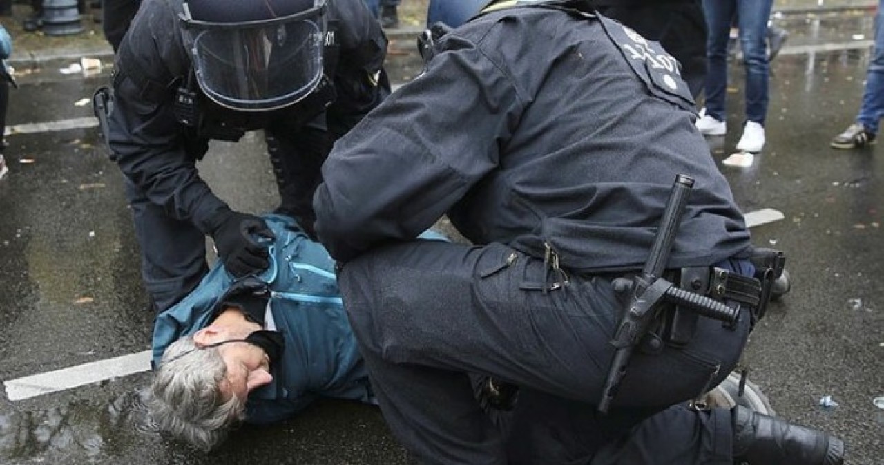 Berlin'de maske takmayan milletvekili böyle gözaltına alındı