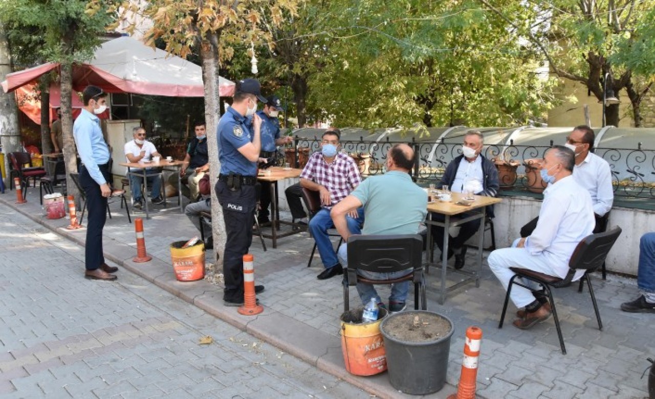 Bu cadde ve sokaklarda sigara yakmadan önce bir daha düşünün çünkü para cezası da var,  hapis cezası da!
