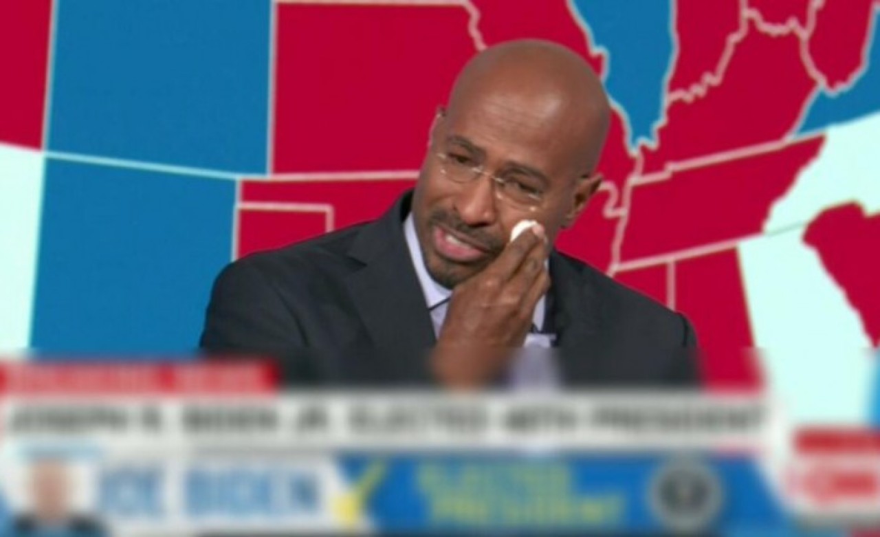 Canlı yayındaki yorumcu,  Biden'ın kazandığını öğrenince gözyaşlarını tutamadı