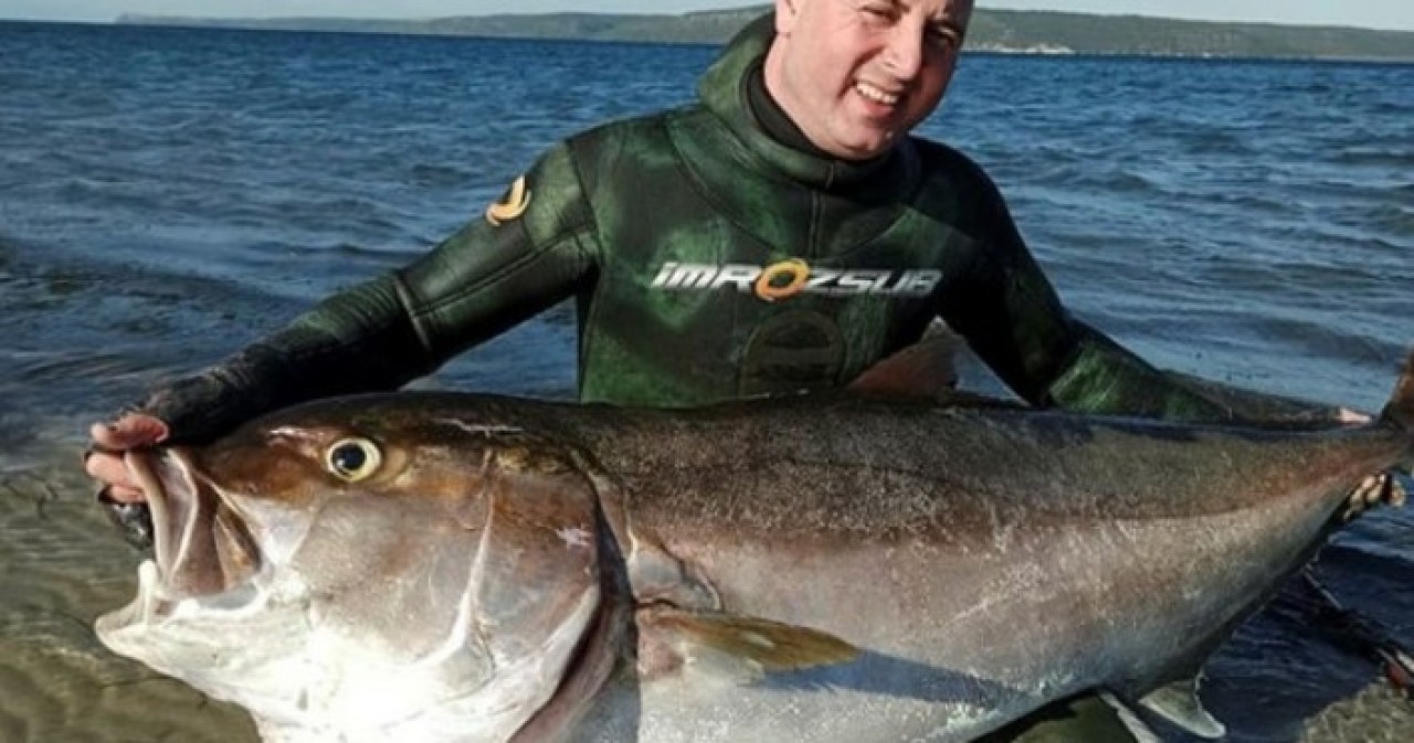 Çetin Ege Doğan,  1.80 boyunda,  58 kiloluk balığı zıpkınla avladı