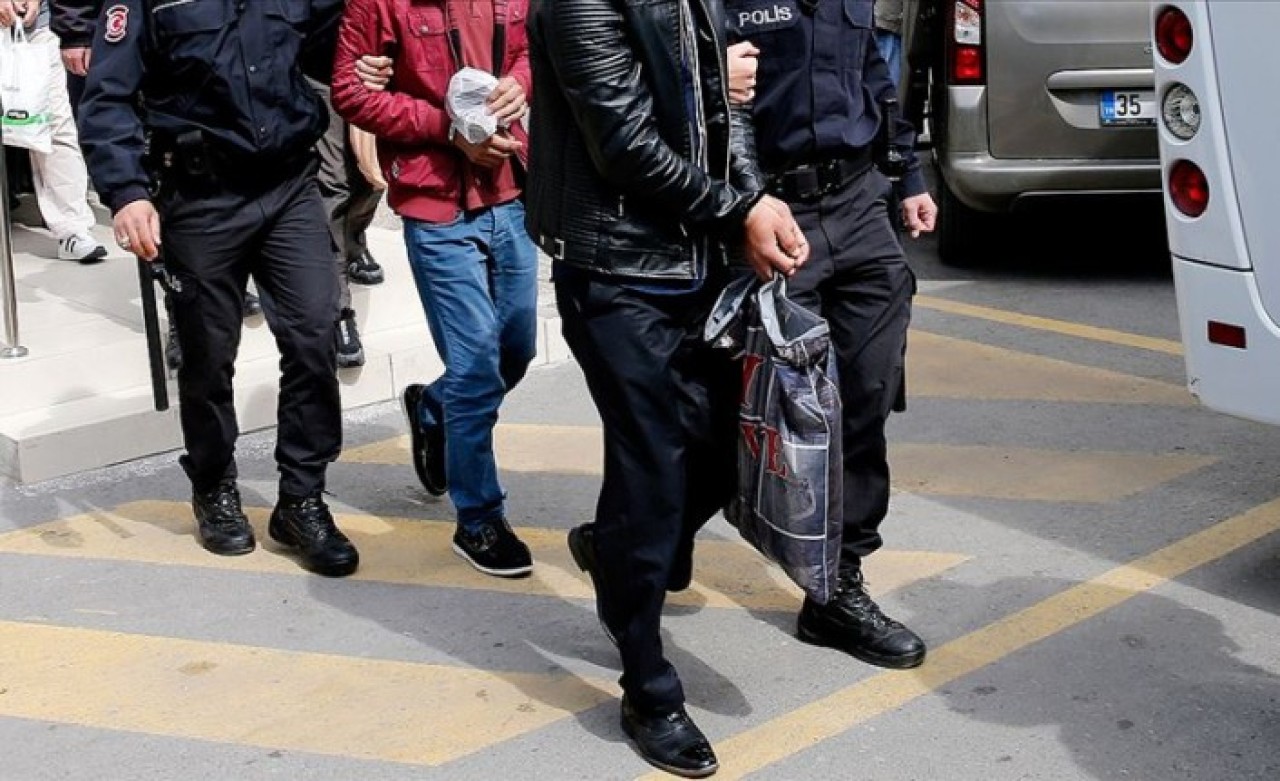 DEAŞ'ın sözde Türkiye sorumlusu Mahmut Özden ile bağlantılı oldukları iddiasıyla 5 zanlı yakalandı