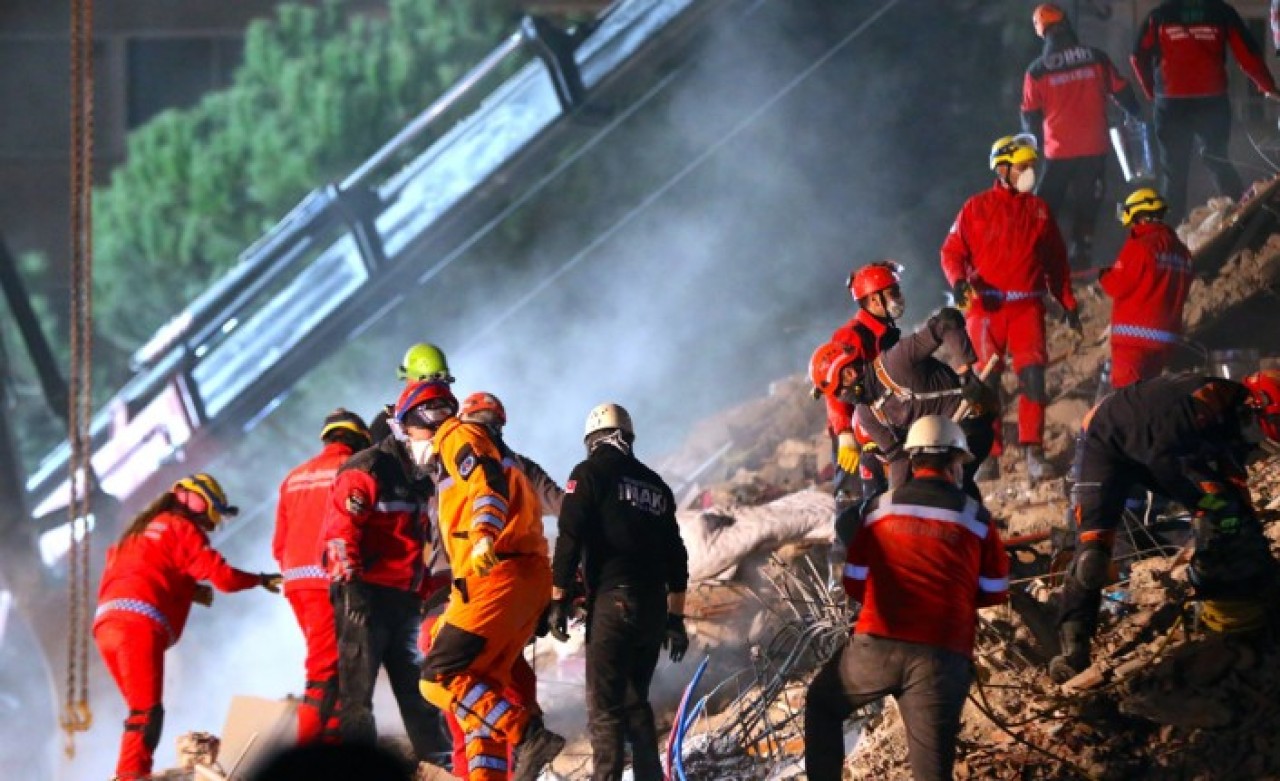 Depremden 33 saat sonra mucize kurtuluş: Ahmet Çitim enkazdan çıkarıldı!