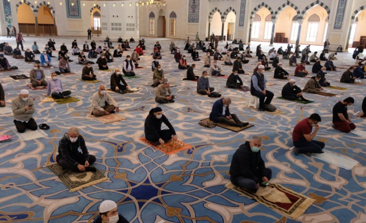 Diyanet'ten çağrı: Risk altındakiler namazlarını evde kılsın!