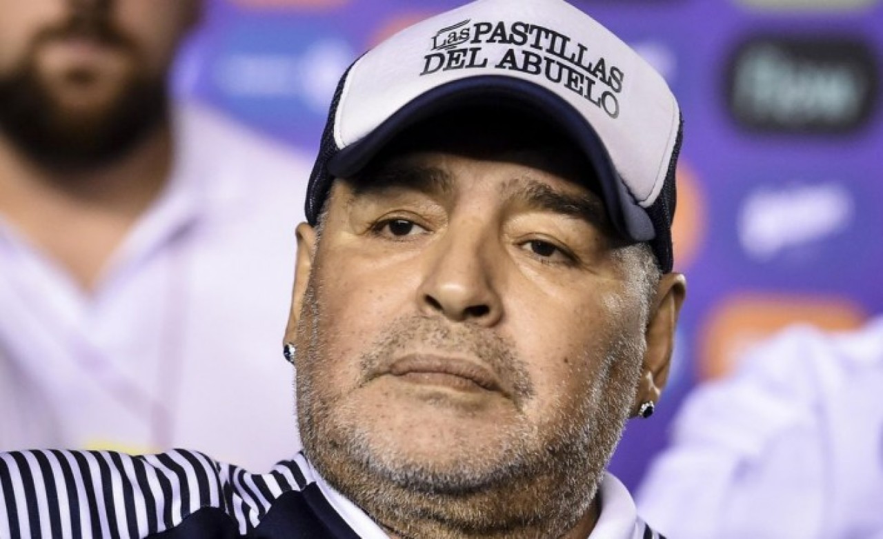 Dünya futbolunun efsane ismi Maradona hayatını kaybetti!