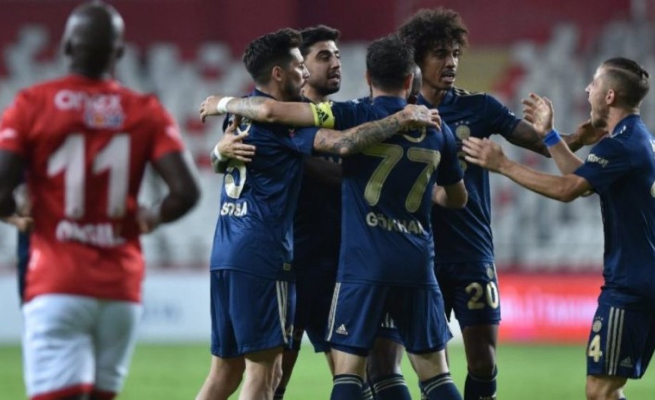 Fener'den 4 direğe,  2 filelere: Antalyaspor'u da geçti