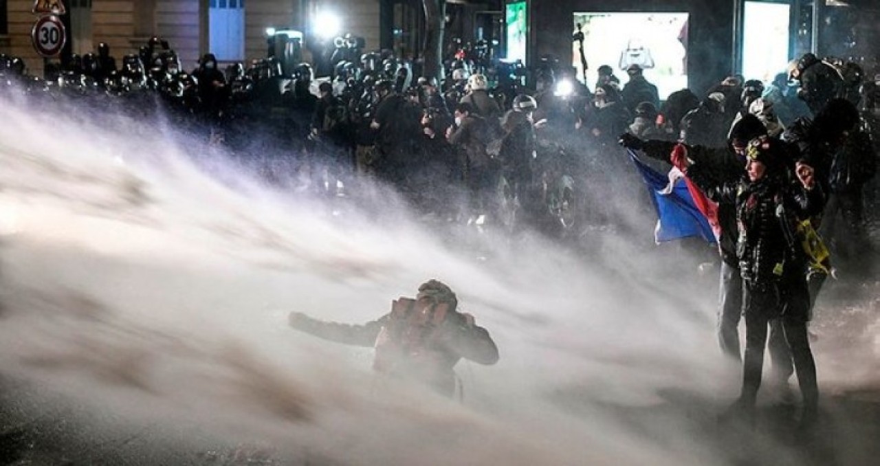 Fransa karıştı,  Macron köşeye sıkıştı: Paris'te büyük olaylar
