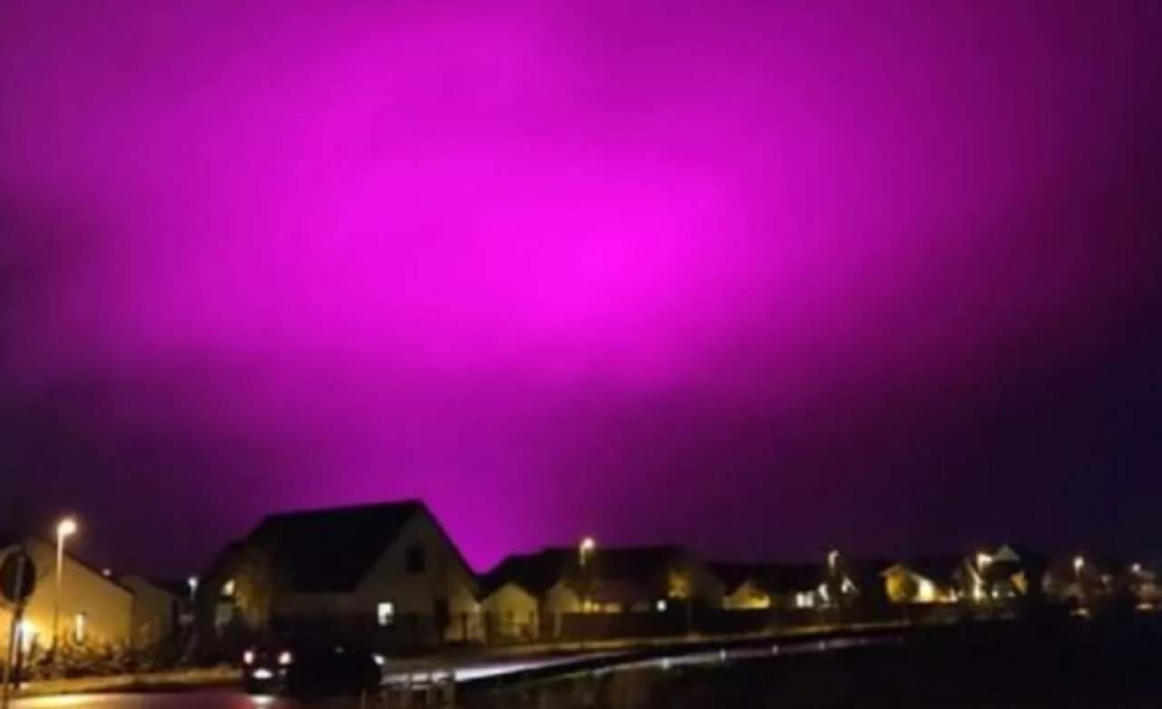 Gökyüzü morardı: Görenler gözlerine inanamadı!