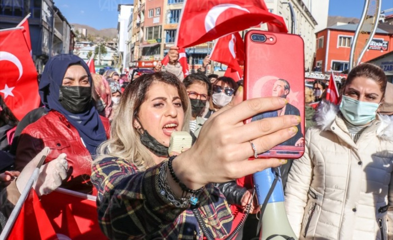 Hakkarili kadınlardan Diyarbakır annelerine destek,  terör örgütü PKK'ya tepki yürüyüşü
