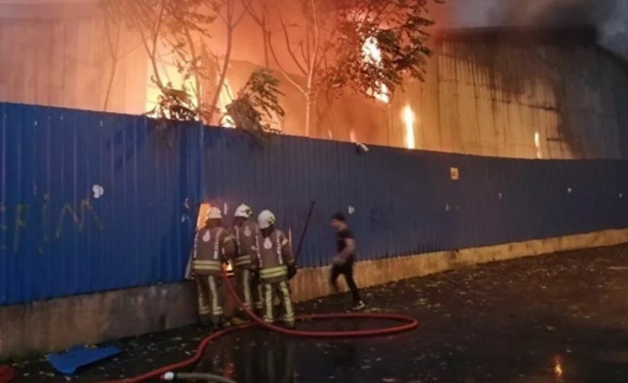 İstanbul'da kağıt fabrikasında geniş çaplı yangın