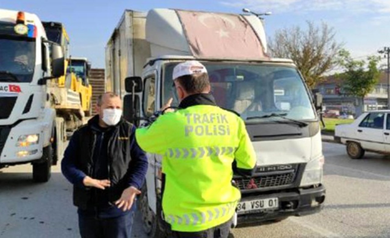 Kamyonetin üstündeki solmuş Türk bayrağını fark eden polis,  sürücüye ceza kesti