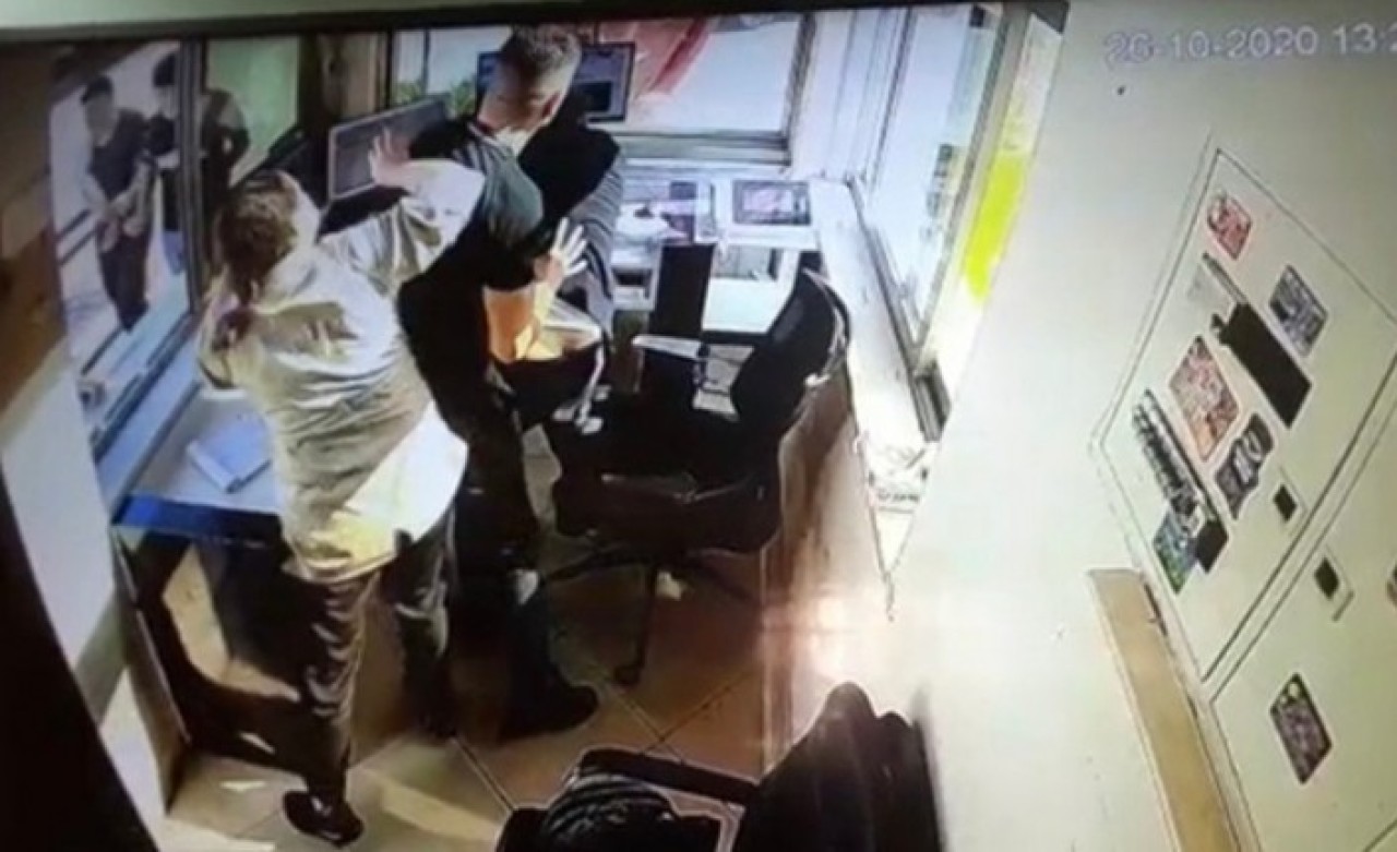 Kargo paketi kapısına çıkartılmayan kadın dehşet saçtı