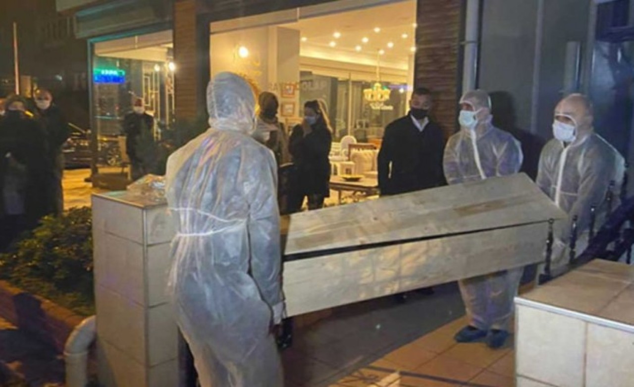 Koronavirüsten ölen adamın cenazesi 6 saat sonra alındı: 'Ceset torbası verip siz indireceksiniz dediler