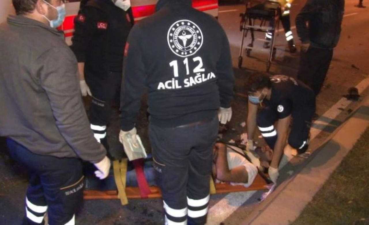 Makas atan otomobil ikiye bölündü: Özgür Karataş ağır yaralı