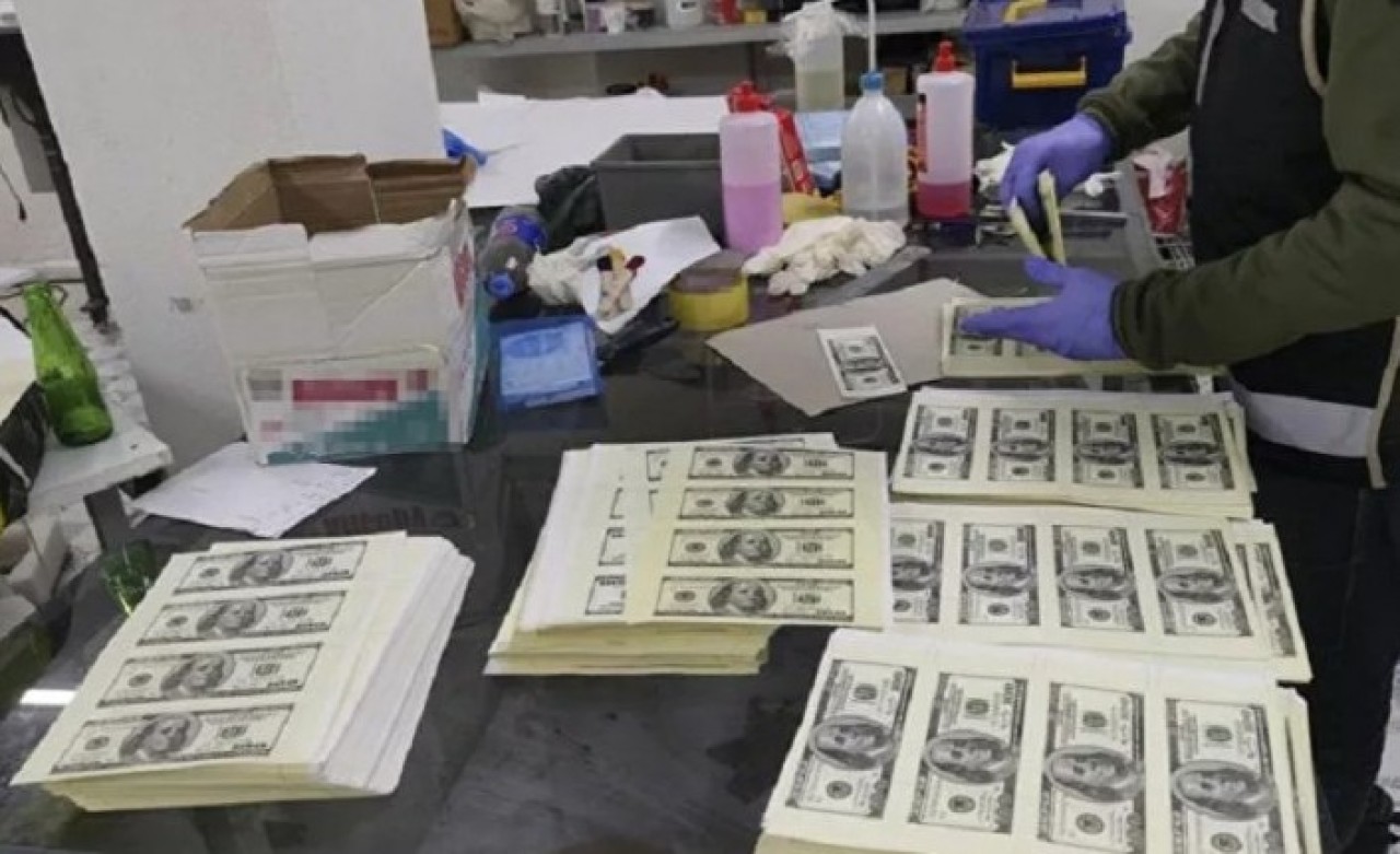Matbaa atölyesinde sahte 1.5 milyon dolar ele geçirildi