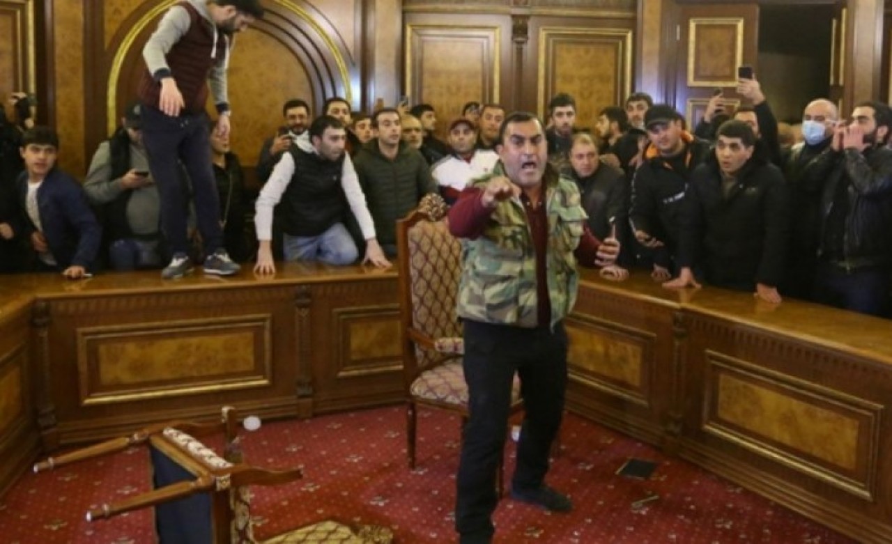 Paşinyan 'Başka şansım yoktu' dedi,  Ermenistan karıştı: Parlemento binası basıldı